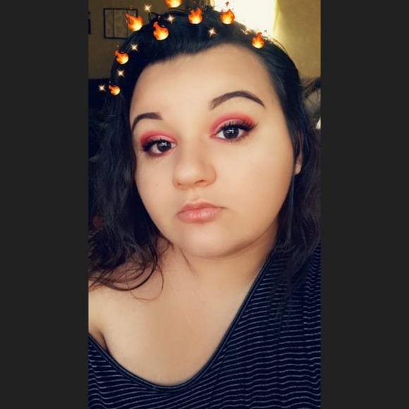 Meet your Poshers, Cassie & Phayth - Picture 6 of 8